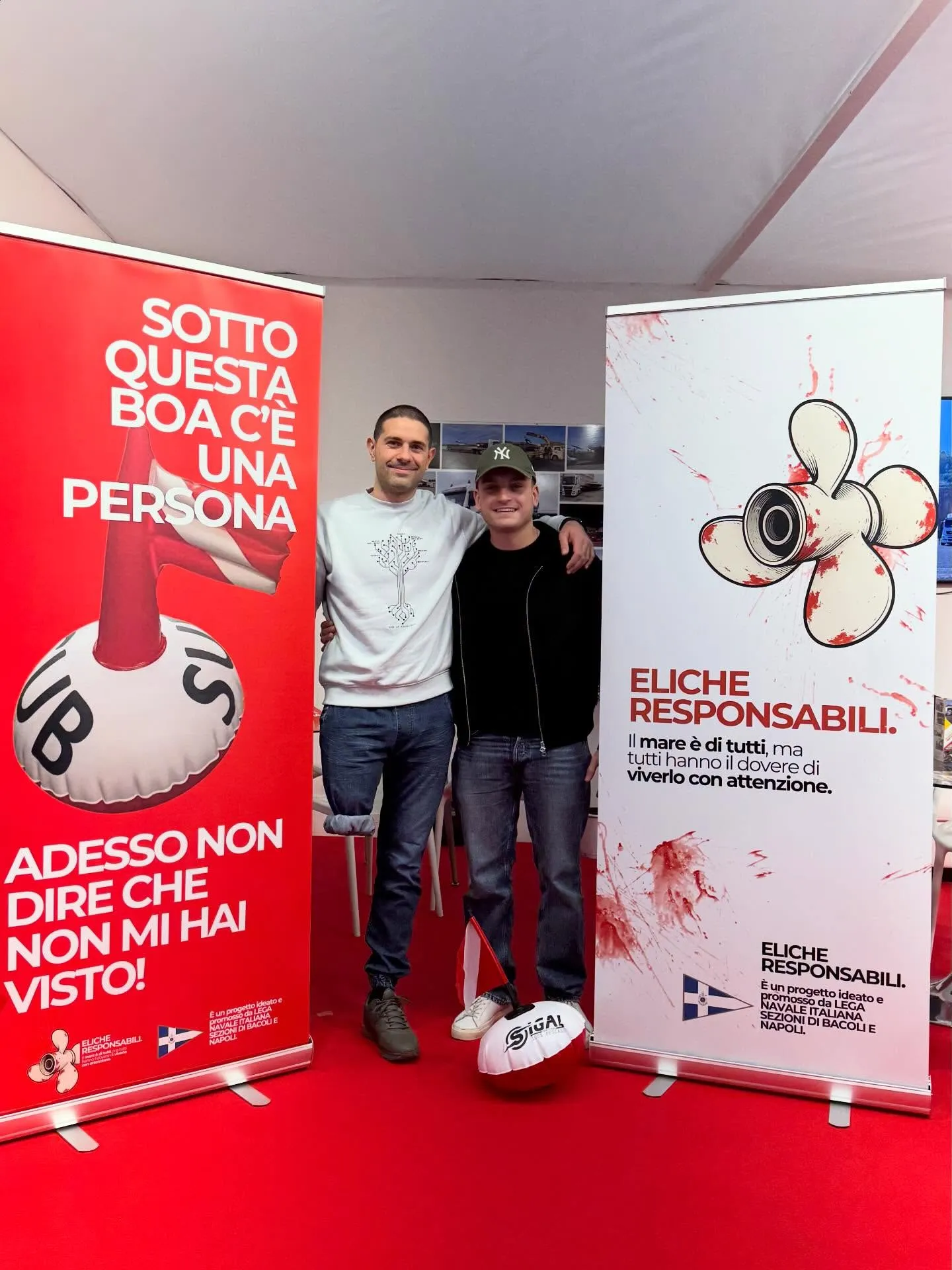 Stand Eliche Responsabili al Nauticsud - Sotto questa boa c'è una persona