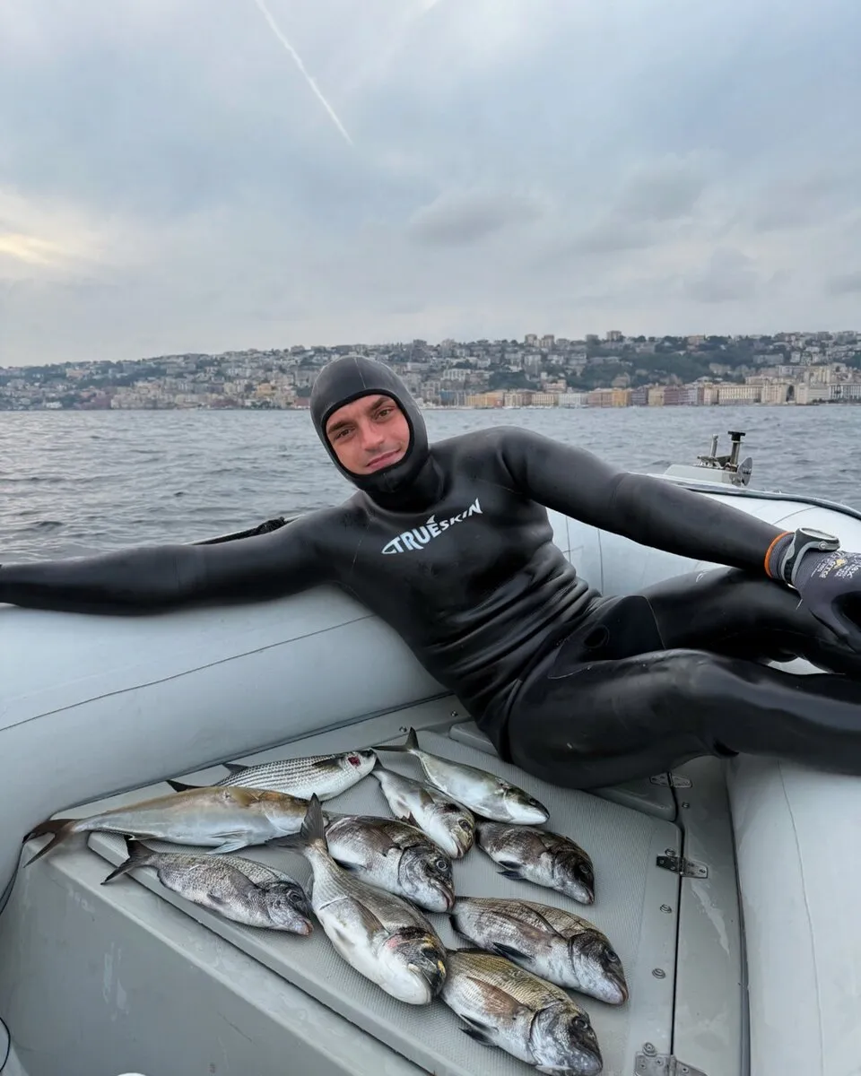 Pescatore subacqueo con pescato nel Golfo di Napoli